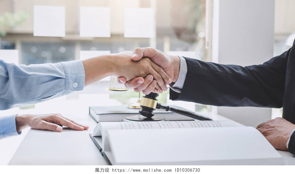 女商人与专业的男性律师握手合作团结握手企业团结团结人物合作平台商务人士合作握手